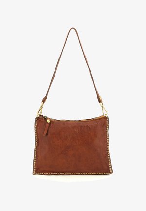 Borsa a mano in pelle marrone con dettagli dorati, chiusura con cerniera e borchie lungo i bordi. Dotata di una tracolla lunga e regolabile.