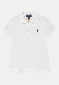 Vit polo-tröja i bomull, med klassisk krage, treknappslås och en marinblå logotyp på vänster bröst. Korta ärmar, rak fåll.