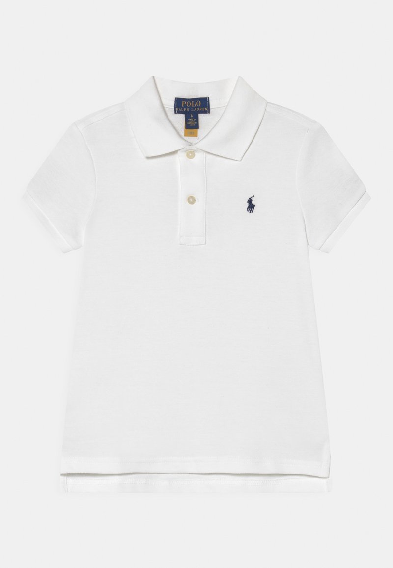 Vit polo-tröja i bomull, med klassisk krage, treknappslås och en marinblå logotyp på vänster bröst. Korta ärmar, rak fåll.