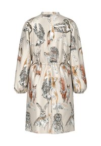 Langärmliges Kleid aus beigem Stoff mit einem naturinspirierten Druck, der verschiedene Tiere wie Vögel, Füchse und Kaninchen zeigt, tailliert.