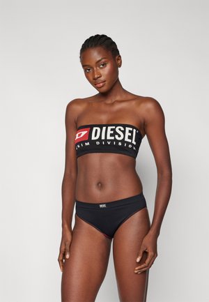 Černý bandeau bikini top s bílým a červeným logem "DIESEL"; odpovídající černé bikini kalhotky s jemným červeným prošíváním. Hladká tkanina a přiléhavý střih.
