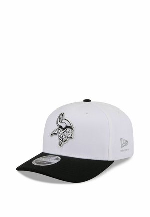Weiße Baseballkappe mit schwarzem Schirm mit einem Wikingerkopf-Logo vorne und dem New Era-Logo an der Seite.