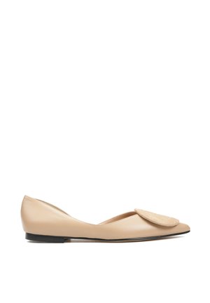 Beżowy skórzany płaski but z ostrym noskiem i ozdobną zamszową klapą na górze, z czarną podeszwą i niskim obcasem.