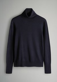 Tumed sinine kõrge kraega kampsun pehmest kudumisest, millel on pikad varrukad, lõdva lõikega ja soonikserv.