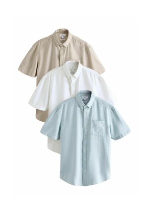 Tre kortærmede skjorter med knapper i beige, hvid og lyseblå, hver med en lomme på venstre bryst.