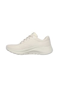 Scarpa atletica leggera in bianco sporco con tomaia in rete testurizzata, suola spessa ammortizzata e accenti minimalisti. Presenta un design con lacci.