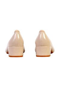 Paire de chaussures à talons carrés en cuir beige vues de dos sur fond blanc.