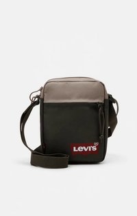 Kvadratna torba za rame od tamnozelene i bež tkanine, s crvenim Levi's logom, zatvaranjem na patentni zatvarač i podesivim remenom. Glatka tekstura.