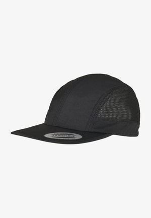 Czarna, regulowana czapka z płaskim daszkiem, z solidnym przodem i siateczkowymi bokami, z okrągłą metką z przodu z napisem "REGULOWANA".