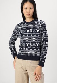 Pulover tricotat bleumarin cu modele albe inspirate de iarnă, inclusiv reni și fulgi de zăpadă. Mâneci și tiv cu nervuri, cu guler rotund.