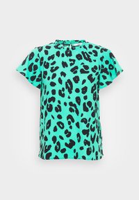 Blusa de mangas curtas com estampa de leopardo verde e gola com babados. O tecido apresenta uma textura suave com manchas pretas marcantes.