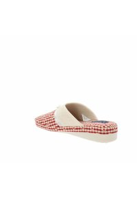Pantofole slip-on con motivo a quadretti rossi e bianchi, tomaia in tessuto, punta chiusa e suola bianca. Presentano cuciture decorative e un dettaglio a fiocco.