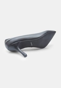 Čierne kožené vysoké ihlové lodičky s špicatou špičkou a štíhlým stiletto opätkom. Hladká textura s jemným povrchovým úpravou. Podrážka s logom značky.