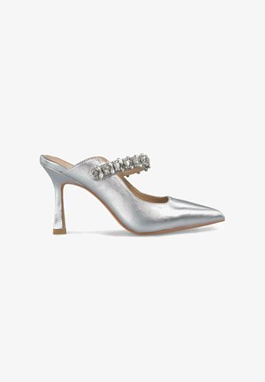 Zilveren metallic high-heeled mules met een spitse neus, voorzien van een kristalversierde band aan de voorkant en een gestructureerde afwerking.