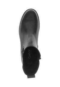 Botín de cuero negro hasta el tobillo con punta redondeada, panel lateral elástico, tirador en el talón y visible marcado de "Gabor comfort" en el interior.