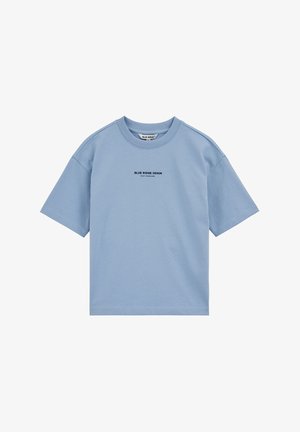 Tricou de culoare albastru deschis, cu mâneci scurte, cu textul "BLUE RIDGE DENIM STAY FEARLESS" centrat pe piept și guler rotund.