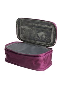 Borsa da viaggio per toiletry di colore viola con un esterno in tessuto testurizzato, chiusura a zip e interno grigio che presenta tasche in rete e vani.