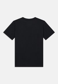 Camisa T-shirt preta de mangas curtas, estendida, vista pelo verso, com decote redondo, em fundo branco.