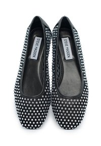 Scarpe nere flat con una texture liscia, decorate con strass argentati lungo la tomaia, caratterizzate da un design a punta tonda e un'intersuola imbottita.