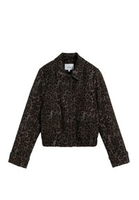 Chaqueta recortada de estampado de leopardo con cuello, bolsillos frontales y cierre de cremallera, que presenta manchas marrón oscuro y negras sobre un fondo apagado.