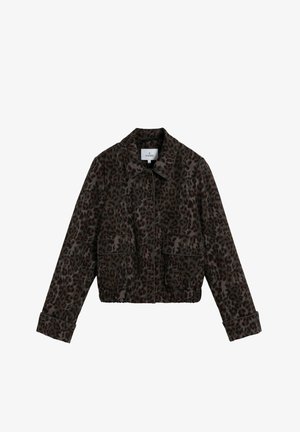 Chaqueta recortada de estampado de leopardo con cuello, bolsillos frontales y cierre de cremallera, que presenta manchas marrón oscuro y negras sobre un fondo apagado.