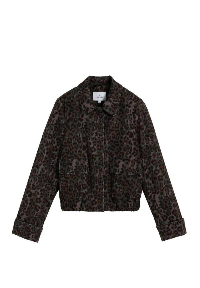 Chaqueta recortada de estampado de leopardo con cuello, bolsillos frontales y cierre de cremallera, que presenta manchas marrón oscuro y negras sobre un fondo apagado.
