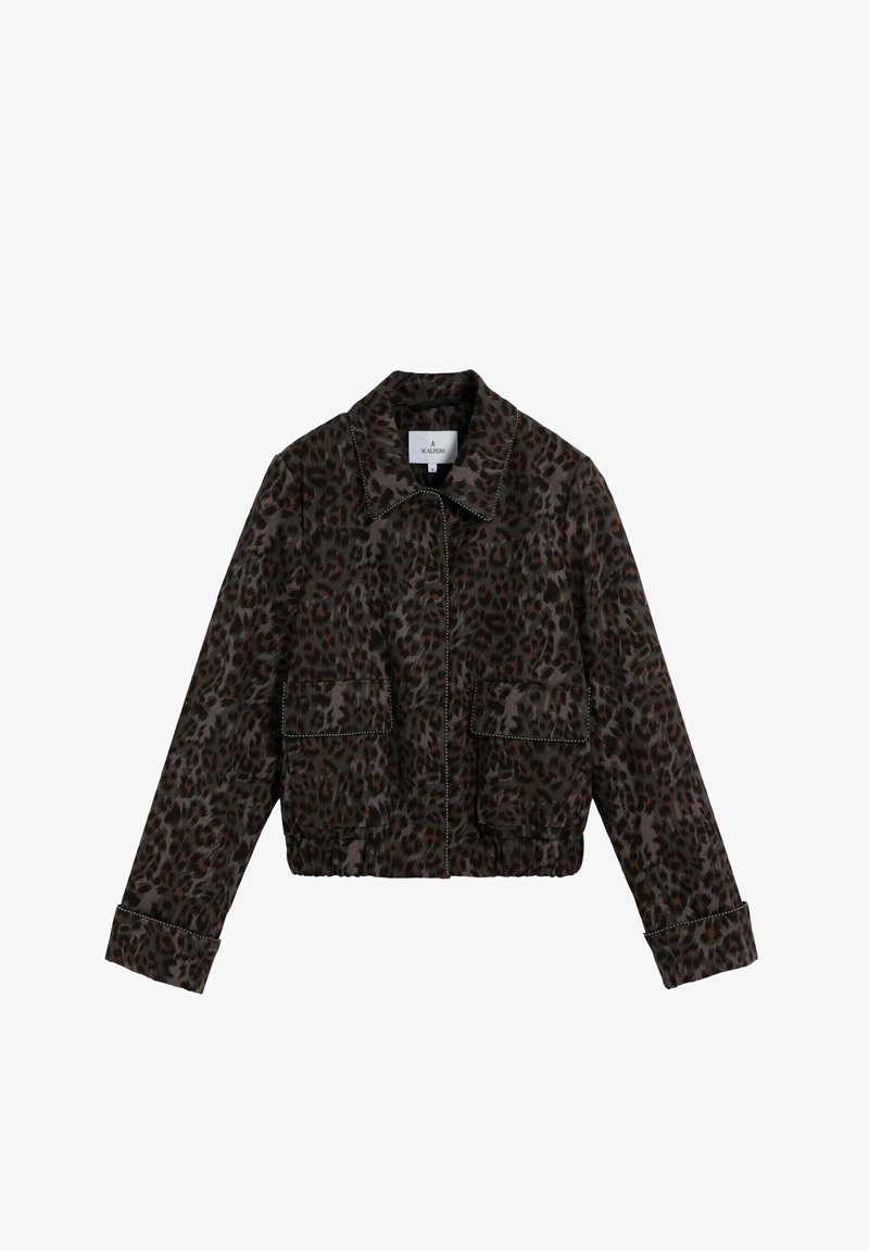 Chaqueta recortada de estampado de leopardo con cuello, bolsillos frontales y cierre de cremallera, que presenta manchas marrón oscuro y negras sobre un fondo apagado.
