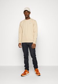 Tommy Jeans REGULAR C NECK - Camisola - trench