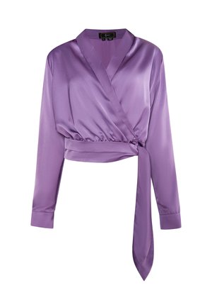 Paarse satijnen wikkelblouse met lange mouwen, kraag en strikdetail in de taille. Gladde textuur en een licht glanzende afwerking.