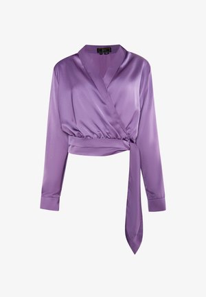 Lilla satiinist ülikond, millel on pikad varrukad, krae ja seotud detail vööl. Sile tekstuur ja veidi läikiv viimistlus.