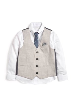 Chemise blanche à manches longues avec gilet beige à boutons, cravate bleu marine à motif d'oiseaux et pochette à motifs sur fond blanc.