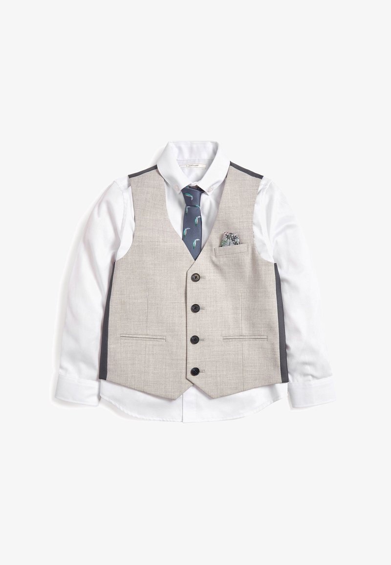 Chemise blanche à manches longues avec gilet beige à boutons, cravate bleu marine à motif d'oiseaux et pochette à motifs sur fond blanc.