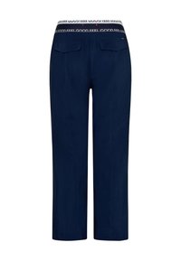 Pantalon court bleu marine avec une ceinture élastique blanche portant l'inscription "GOOD FEEL", deux poches arrière, et un tissu lisse et léger.