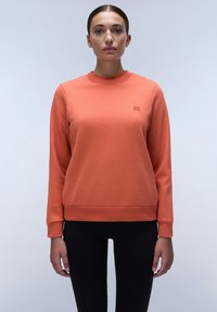 Oranje katoenen sweatshirt met een ronde halslijn, lange mouwen en geribbelde manchetten. Bevat een klein logo in de linkerbovenhoek.