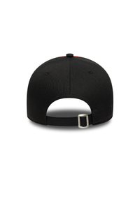 Μαύρο καπέλο με λεία υφή, κυρτή γείσο, ρυθμιζόμενο λουράκι στο πίσω μέρος και κόκκινη λεπτομέρεια στην κορυφή.