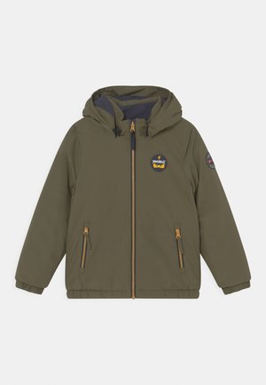 Olivgrüne Kapuzenjacke mit Frontreißverschluss, zwei Reißverschlusstaschen, elastischen Bündchen und Ninjago-Logo-Patches auf Brust und Ärmel.