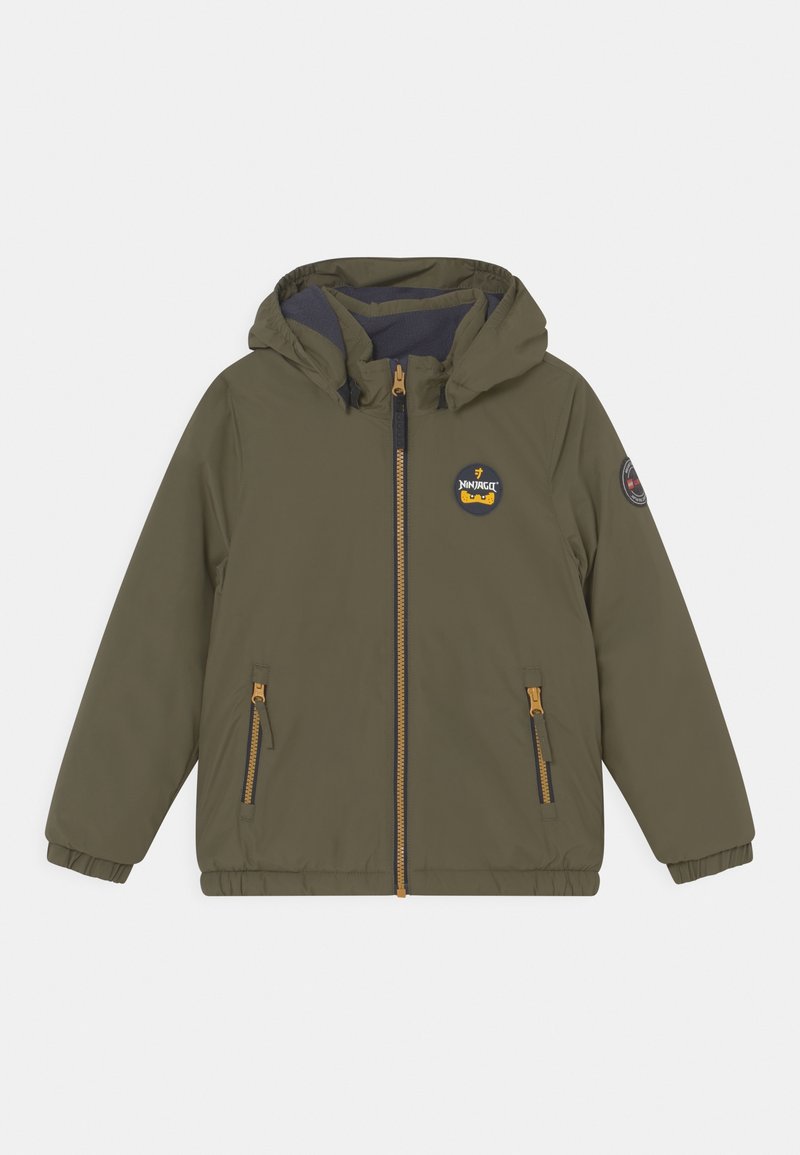 Olivgrüne Kapuzenjacke mit Frontreißverschluss, zwei Reißverschlusstaschen, elastischen Bündchen und Ninjago-Logo-Patches auf Brust und Ärmel.