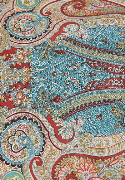 Crvena tkanina s paisley uzorkom s plavim, žutim i bijelim detaljima; uključuje složene cvjetne i uvijene dizajne s raznolikim teksturama.