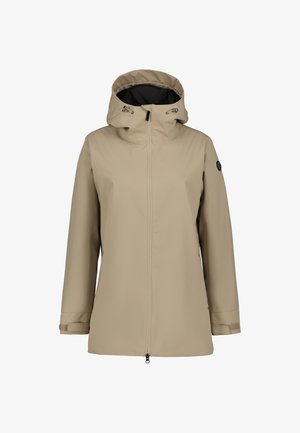Beige waterdichte jas met capuchon, ritssluiting aan de voorkant, verstelbare manchetten en een logopatch op de linker mouw, afgebeeld tegen een witte achtergrond.