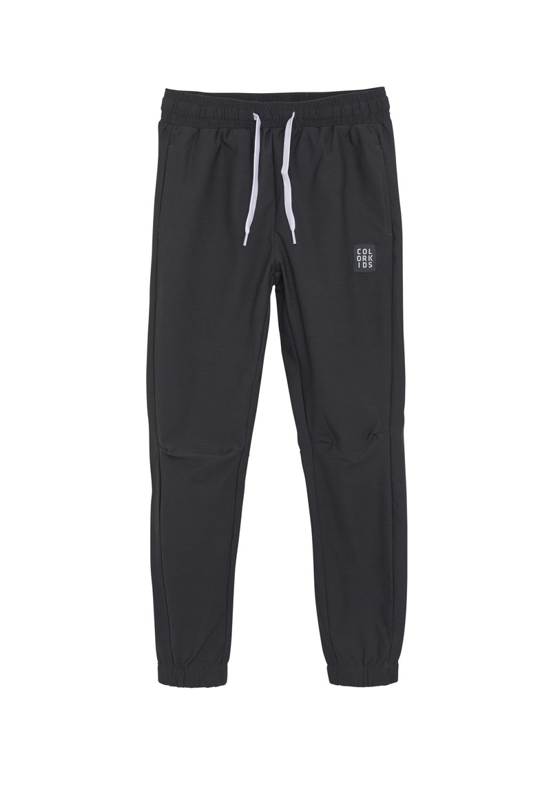 Schwarze Jogginghose mit elastischem Bund und weißem Kordelzug. Mit kleinem Logo am oberen linken Bein und schmal zulaufenden Bündchen.