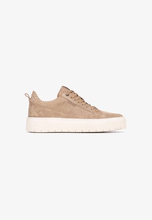 Beige nubuck sneaker met een getextureerd zijpaneel, vetersluiting en een dikke witte rubberen zool met een gevarieerd rand.