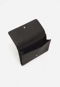 Svart skinnlommebok, teksturert overflate, åpen visning som viser flere kortspor, sølvfarget trykknap-lukking, minimalistisk design.