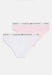 Kokvilnas apakšveļas komplekts, kas sastāv no viena balta un viena rozā pāra, abiem ar zīmola elastīgu jostu, uz kuras ir uzraksts "TOMMY HILFIGER". Viegls un gluds tekstūras materiāls.