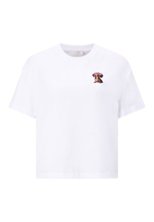 Balta īsām piedurknēm T-krekls ar mazu izšūtu suni, kas kreisajā krūtīs valkā rozā sirds formas saulesbrilles.