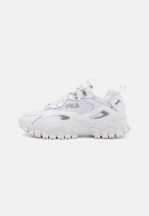 Baskets blanches en tissu mesh et synthétique, avec des accents argentés, une semelle épaisse et un motif de semelle distinct pour une meilleure adhérence.