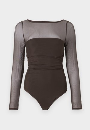 Body cu mânecă lungă din material maro închis; are un design ajustat cu decolteu pătrat și mâneci transparente. Accente texturate pe mâneci.