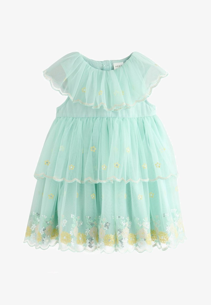 Robe pour fille en tulle bleu clair superposé avec col à volants, broderie florale dorée et ourlet festonné orné de sequins argentés et dorés.