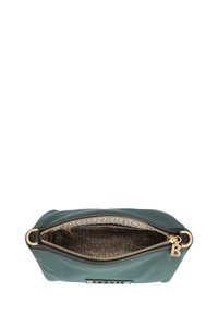 Pochette in pelle teal con zip dorata, caratterizzata da un logo sul davanti e un interno beige a motivo. Forma rotonda con texture morbida.