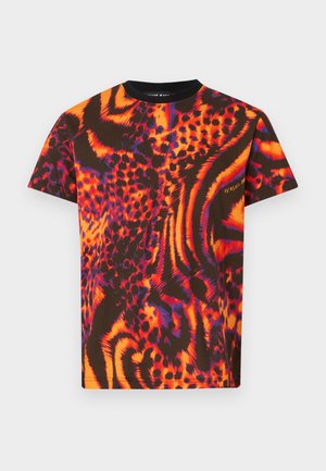 Short-sleeve t-shirt in lightweight fabric, featuring an abstract orange, red, and purple animal print on a dark background.