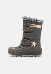 Botte d'hiver grise avec une tige en suède et nylon, garniture en fourrure grise et duveteuse, trois sangles ajustables et un accent en étoile rose sur le côté.